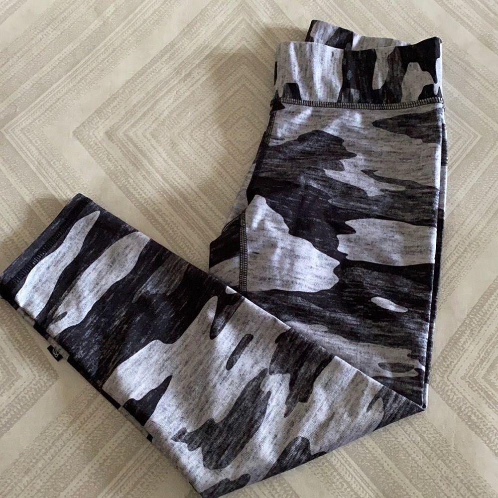 Terez Women’s Black/Grey Camouflage Crop Leggings